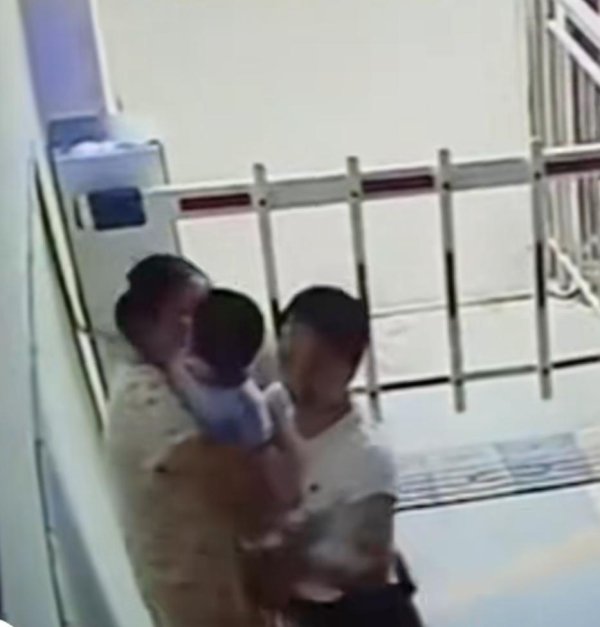 全国股票配资平台 湖南衡阳一女子强搂亲吻1岁多男孩，男童当晚高烧确诊水痘，男孩妈妈账号更新：已和解